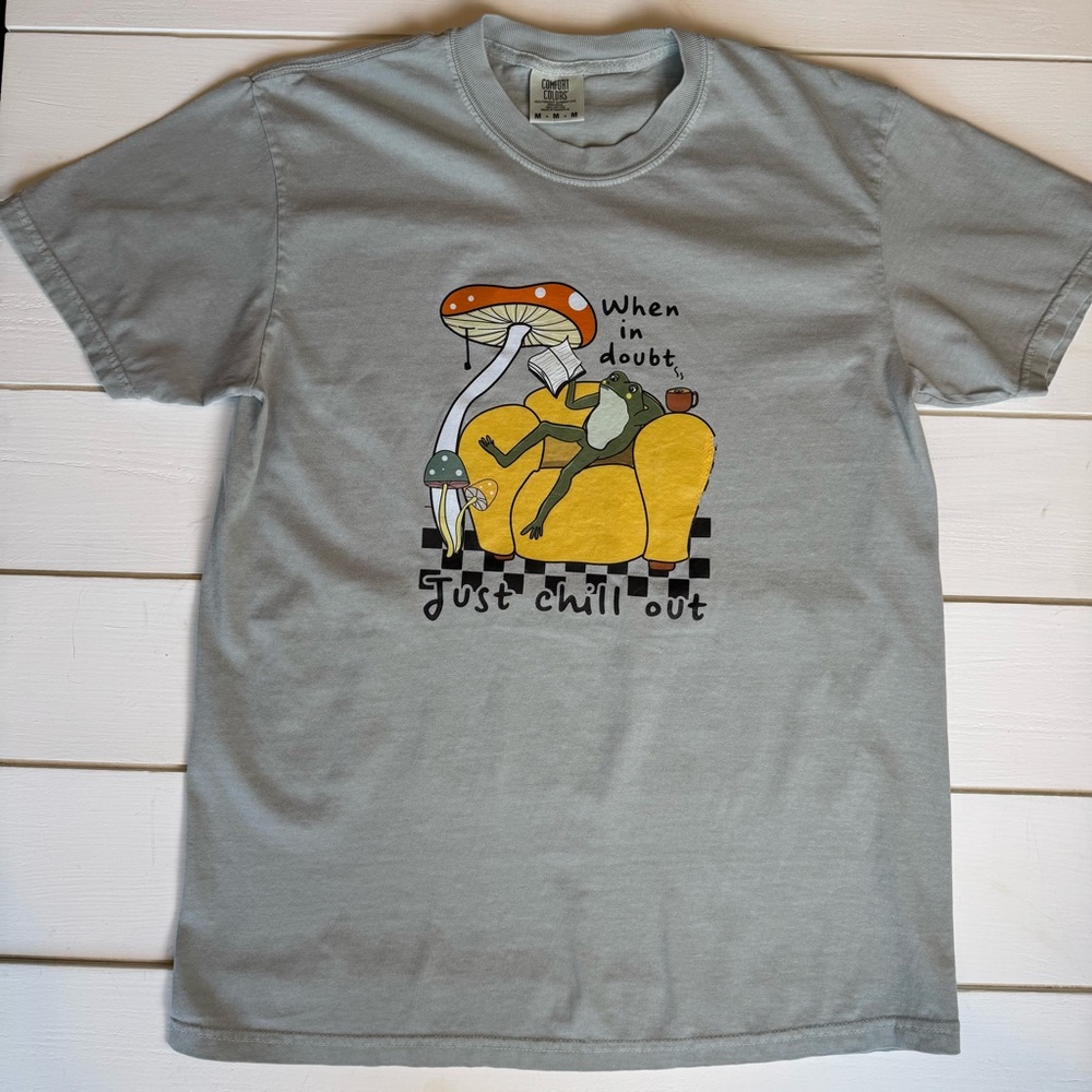 Comfort Colors Women's Short Sleeve Tee with Yellow Couch Graphic - Light Gray